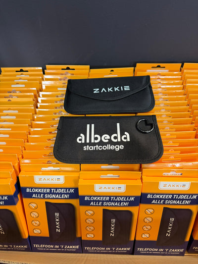 ’t Zakkie bedrukt voor Albeda, gestapeld in verpakkingen