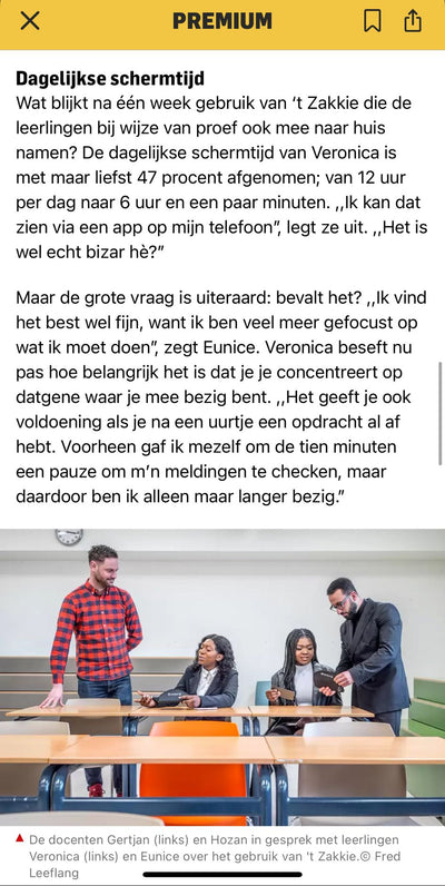 Fragment uit het AD-artikel met docenten in gesprek met leerlingen