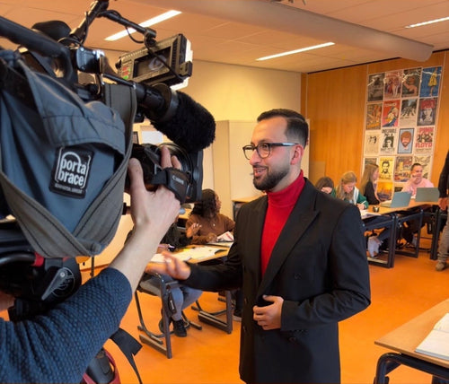 Cameraploeg filmt een demonstratie van t Zakkie in een klaslokaal