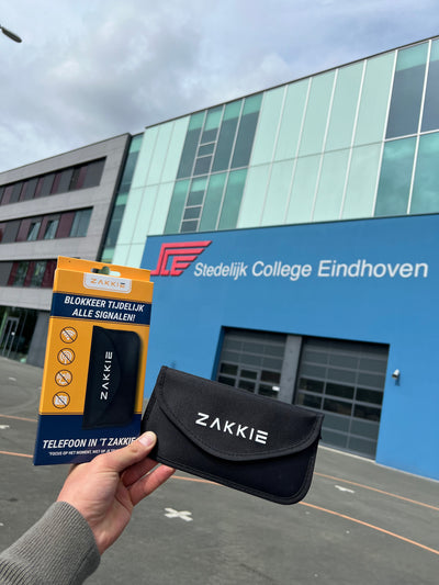’t Zakkie voor het gebouw van Stedelijk College Eindhoven