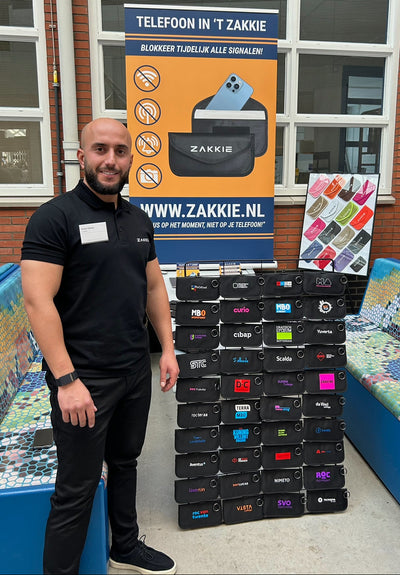 Stand met bedrukte uitvoeringen van ’t Zakkie op een onderwijsbeurs