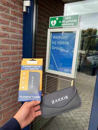 ’t Zakkie bij de ingang van Iddink Group